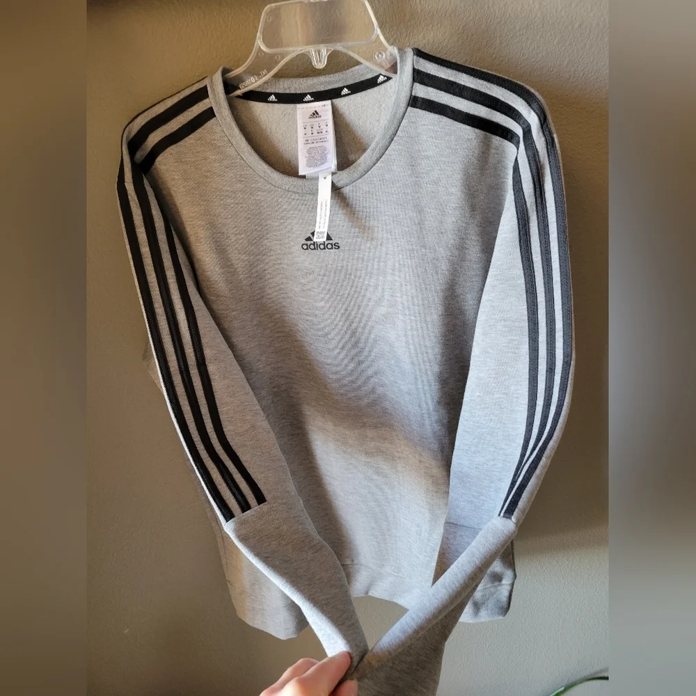 Adidas crewneck sweatshirt M NWT New Stripes Classic Gorpcore Gift Travel Sporty